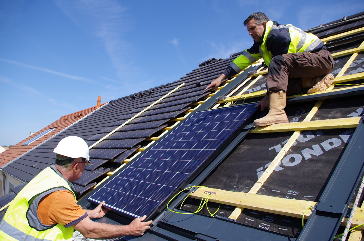 découvrez comment les panneaux solaires sur toiture transforment votre maison en une source d'énergie propre et renouvelable. optimisez votre consommation énergétique tout en contribuant à la protection de l'environnement avec des solutions adaptées à votre toiture.