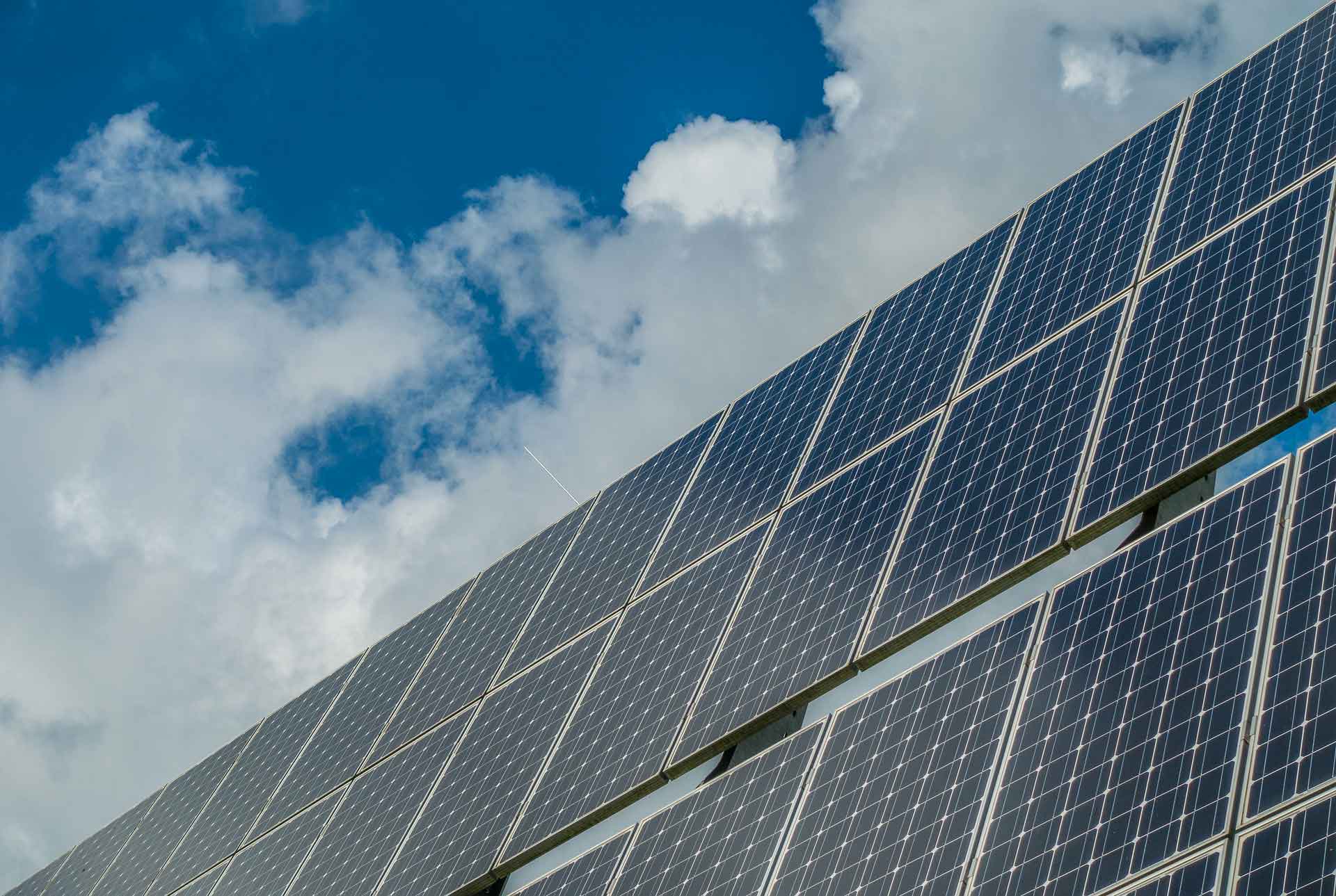 découvrez les différences entre les panneaux solaires et photovoltaïques. apprenez comment chaque technologie fonctionne et leurs avantages respectifs pour optimiser votre production d'énergie renouvelable.