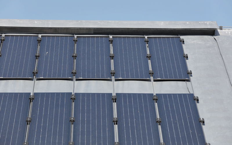 découvrez l'installation et les avantages des panneaux solaires en zinc, une solution durable et esthétique pour optimiser votre production d'énergie solaire tout en préservant l'intégrité de votre toit.
