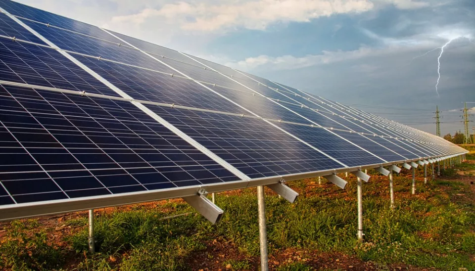 découvrez comment installer des panneaux solaires dans une zone classée tout en respectant les réglementations. optimisez votre consommation d'énergie tout en préservant le patrimoine architectural et nature environnante.