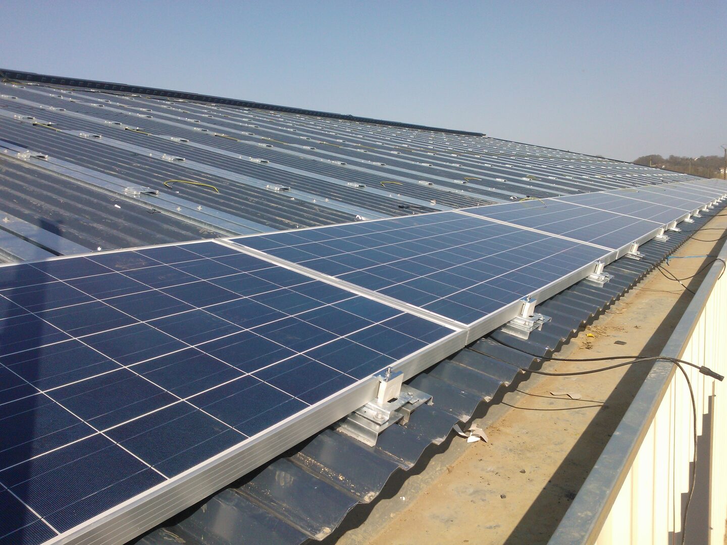 découvrez les avantages d'une toiture photovoltaïque : une solution écologique et économique pour produire votre propre énergie solaire, réduire vos factures et contribuer à la transition énergétique.
