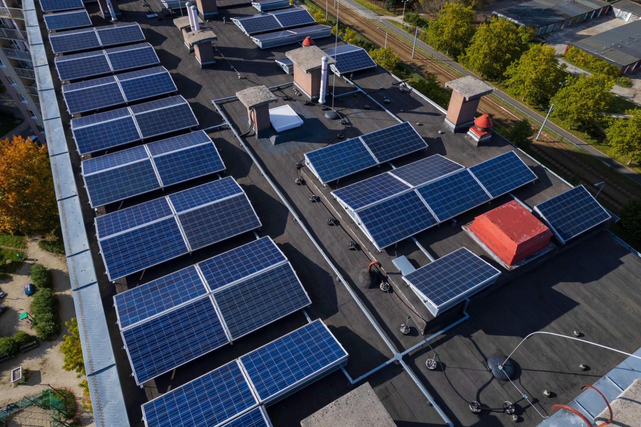 découvrez les avantages de la toiture photovoltaïque pour votre maison : améliorez votre efficacité énergétique, réduisez vos factures d'électricité et contribuez à la protection de l'environnement grâce à une source d'énergie renouvelable et durable.