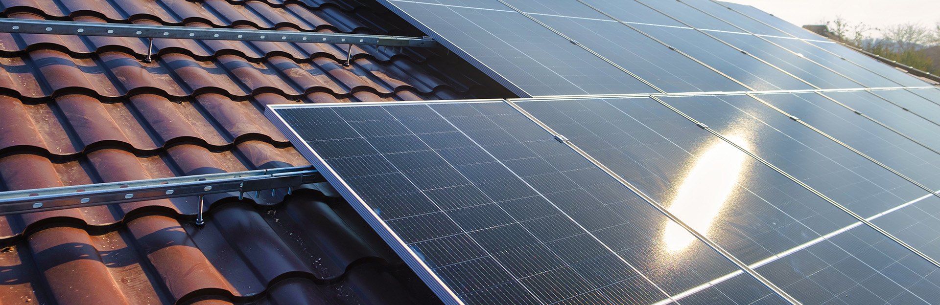 découvrez le fonctionnement des panneaux solaires thermiques, leur rôle dans la production de chaleur à partir de l'énergie solaire et comment ils peuvent optimiser votre consommation d'énergie tout en réduisant vos factures.