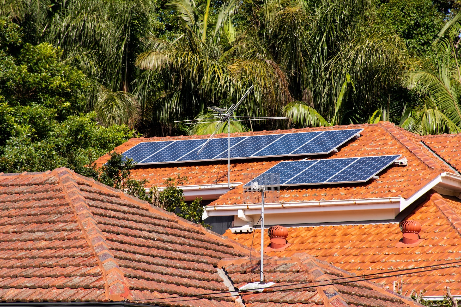 découvrez notre sélection de panneaux solaires 300w, idéaux pour optimiser votre production d'énergie renouvelable. performants et fiables, ils s'intègrent parfaitement à tous vos projets d'installation solaire. simplifiez votre transition énergétique tout en réduisant vos factures d'électricité.