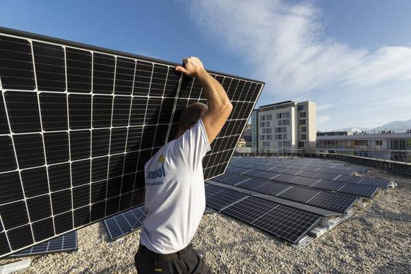 découvrez les avantages des panneaux solaires pour une énergie durable et économique. apprenez comment ces systèmes photovoltaïques peuvent réduire vos factures d'électricité et contribuer à la protection de l'environnement.