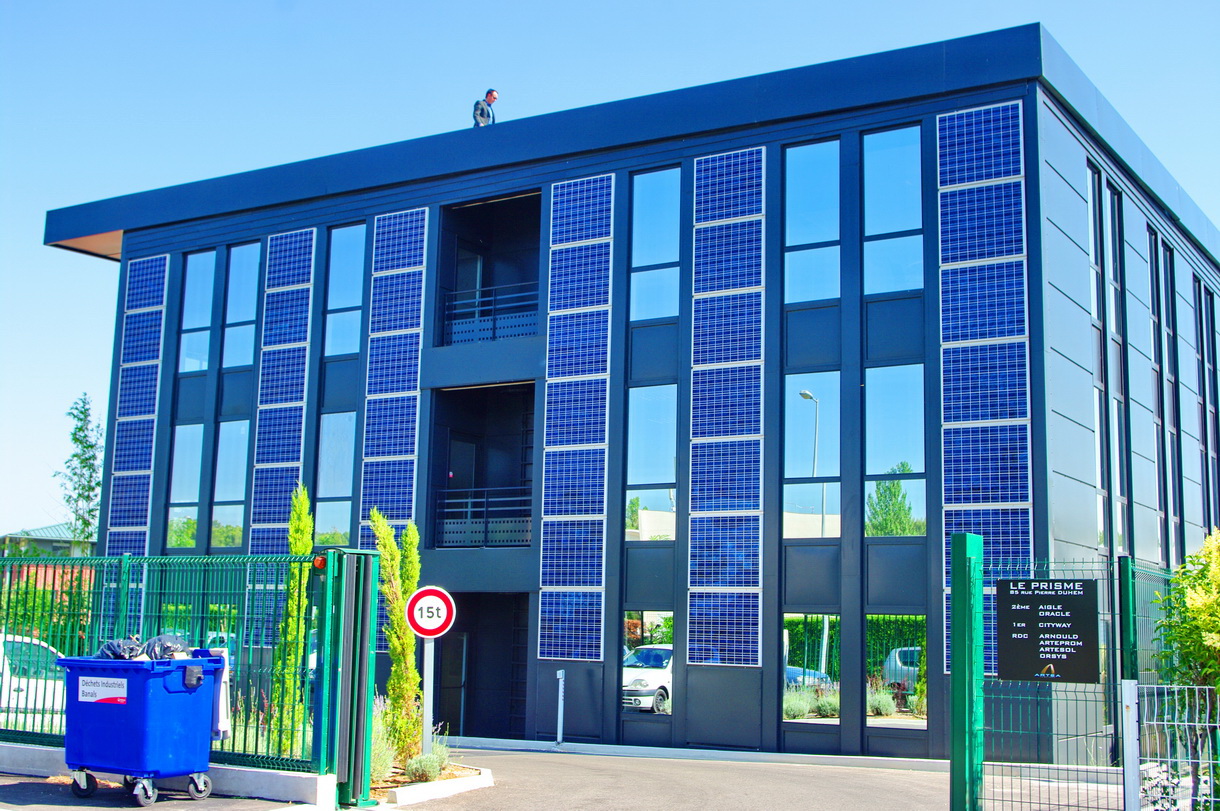 optimisez l'efficacité énergétique de votre bâtiment avec nos panneaux solaires façade. découvrez comment intégrer des solutions photovoltaïques esthétiques et performantes pour réduire votre facture d'électricité tout en valorisant votre patrimoine.