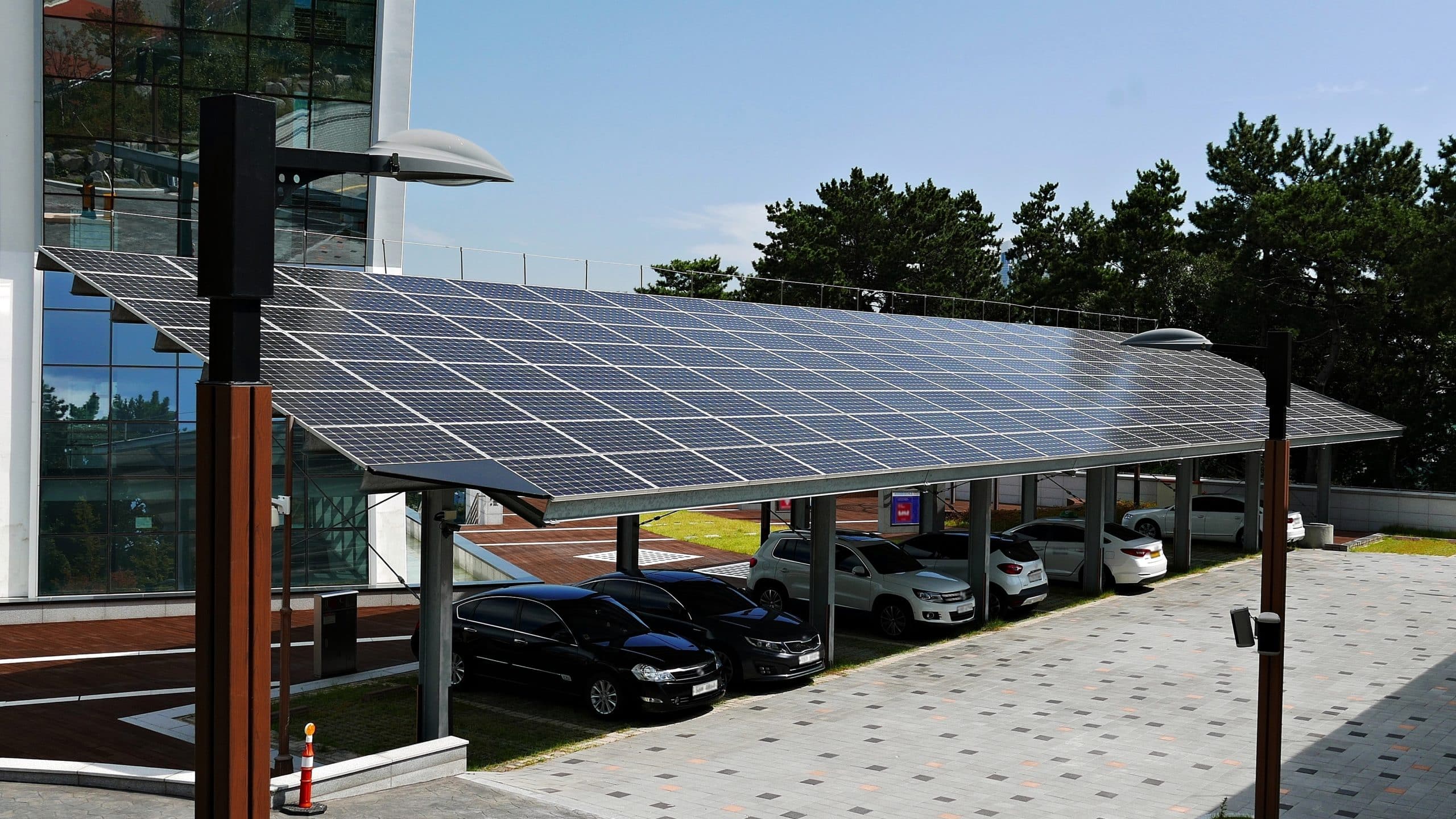 découvrez les avantages d'installer des panneaux solaires sur votre garage. optimisez l'espace de votre toit tout en produisant de l'énergie renouvelable et en réduisant vos factures d'électricité. apprenez comment cette solution écologique peut transformer votre garage en une source d'énergie durable.