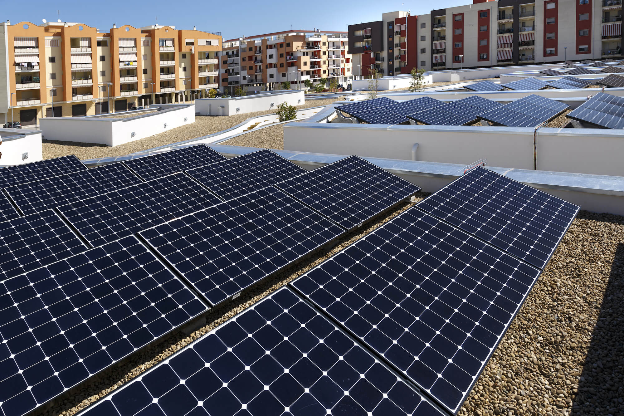 découvrez comment les panneaux solaires peuvent transformer l'efficacité énergétique de votre immeuble. optez pour une solution durable et réduisez vos factures d'électricité tout en contribuant à la protection de l'environnement.