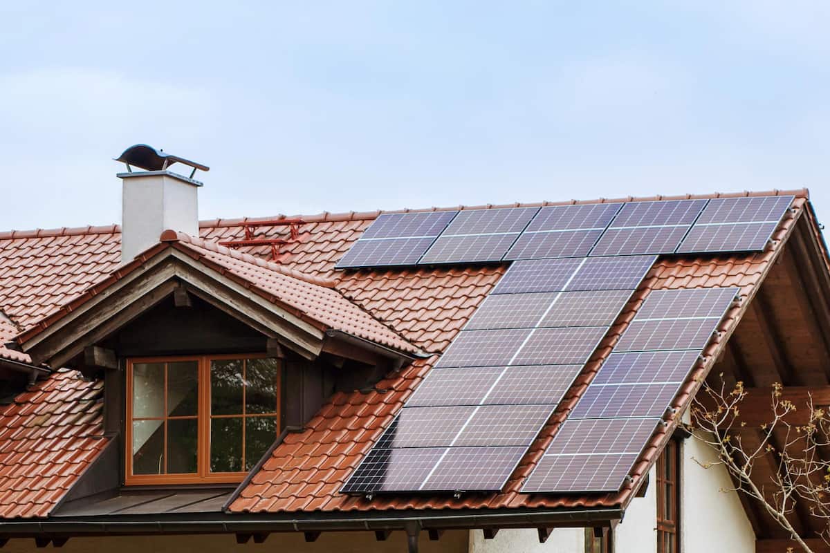 découvrez les avantages des panneaux solaires sur le toit pour optimiser votre consommation d'énergie et réduire votre empreinte carbone. transformez votre maison en source d'énergie renouvelable et réalisez des économies sur vos factures d'électricité.