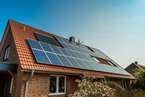 découvrez les panneaux solaires tuilés, une solution esthétique et performante pour produire de l'énergie renouvelable tout en préservant l'aspect traditionnel de votre toit. idéals pour allier écologie et design, ces panneaux s'intègrent harmonieusement à votre habitation. optez pour une alternative durable et réduisez vos factures d'énergie dès aujourd'hui!