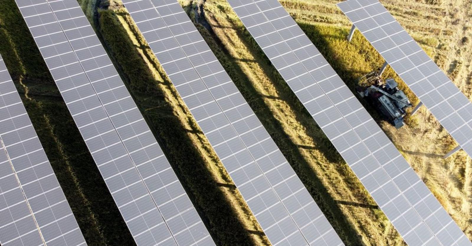 découvrez les avantages des panneaux solaires verticaux, une solution innovante pour optimiser l'espace tout en maximisant la production d'énergie solaire. idéaux pour les petits terrains et les constructions urbaines, ces panneaux s'intègrent facilement et contribuent à un avenir plus durable.