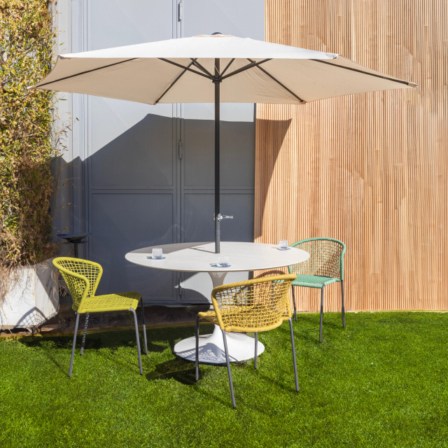 découvrez notre gamme de parasols élégants et robustes, conçus pour vous offrir fraîcheur et protection lors de vos journées ensoleillées. idéals pour le jardin, la terrasse ou la plage, nos parasols allient style et fonctionnalité pour embellir vos espaces extérieurs.