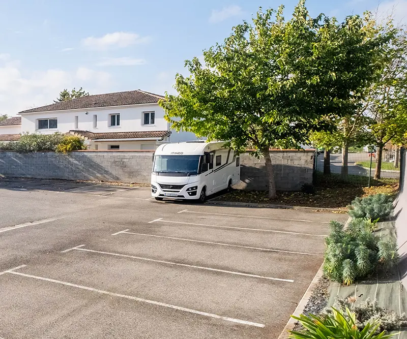 découvrez notre service de stationnement loué, idéal pour sécuriser votre véhicule dans les zones urbaines. profitez de tarifs avantageux, d'un accès facile et d'une tranquillité d'esprit en sachant que votre voiture est en sécurité. réservez dès maintenant votre place de parking!