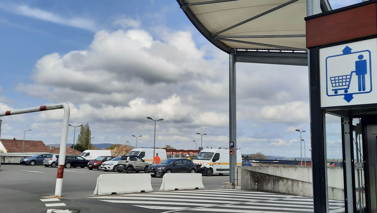 découvrez notre parking sécurisé et pratique, idéal pour faciliter votre expérience de shopping. profitez d'un accès direct à votre magasin préféré sans tracas, avec des places disponibles pour tous les clients.