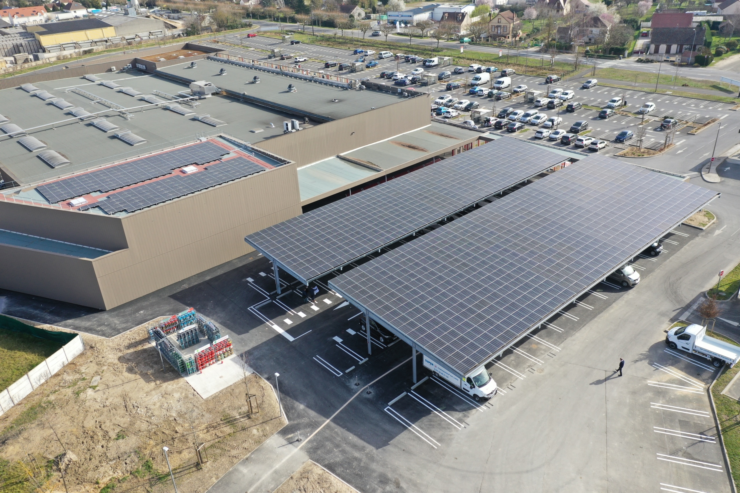découvrez le parking solaire, une solution innovante qui combine stationnement et production d'énergie renouvelable. profitez d'un espace sécurisé tout en contribuant à la préservation de l'environnement grâce à des panneaux photovoltaïques.