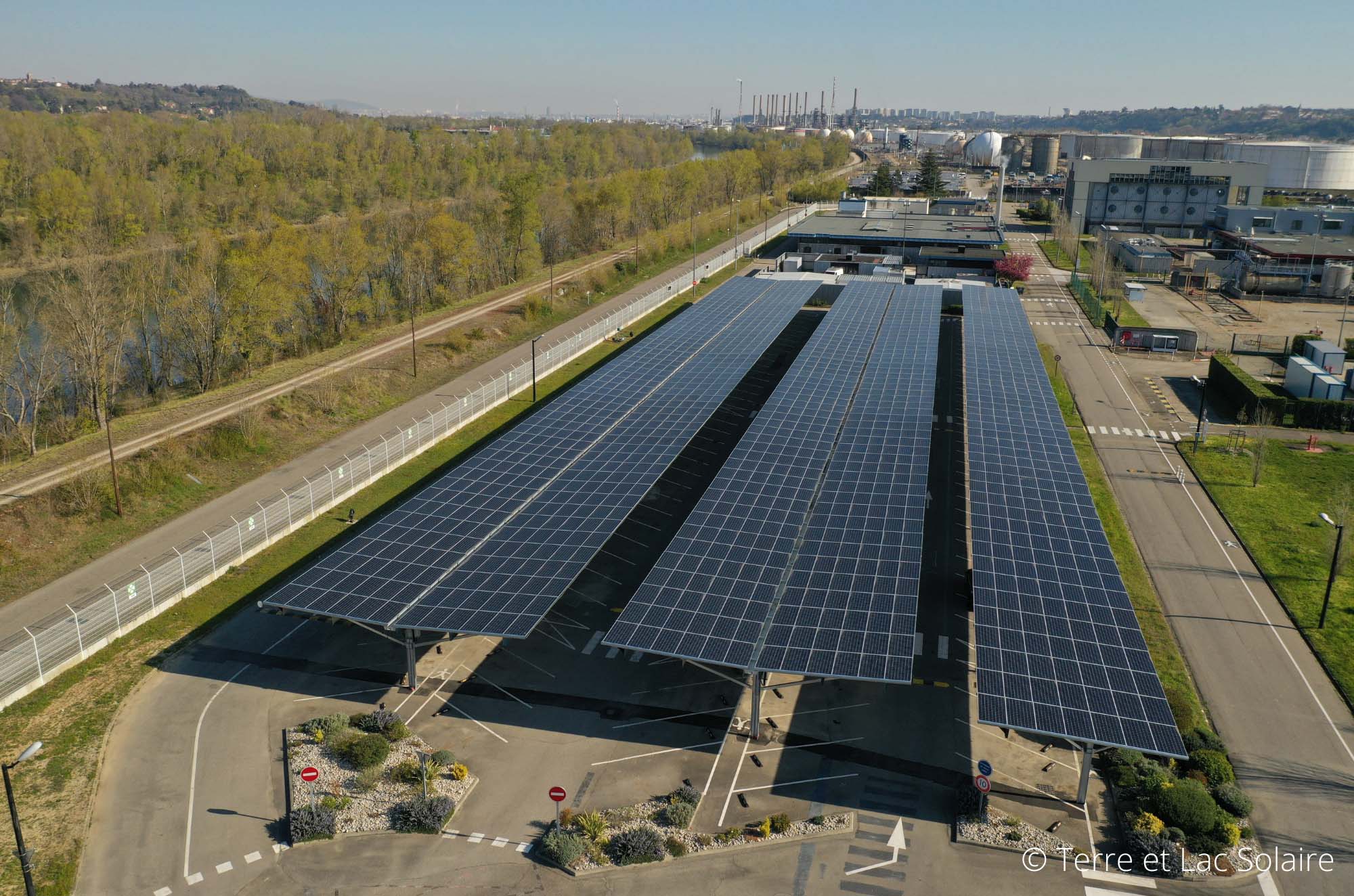 découvrez les parkings solaires, une solution innovante et écologique qui transforme les espaces de stationnement en sources d'énergie renouvelable. profitez d'une approche durable alliant praticité et respect de l'environnement.