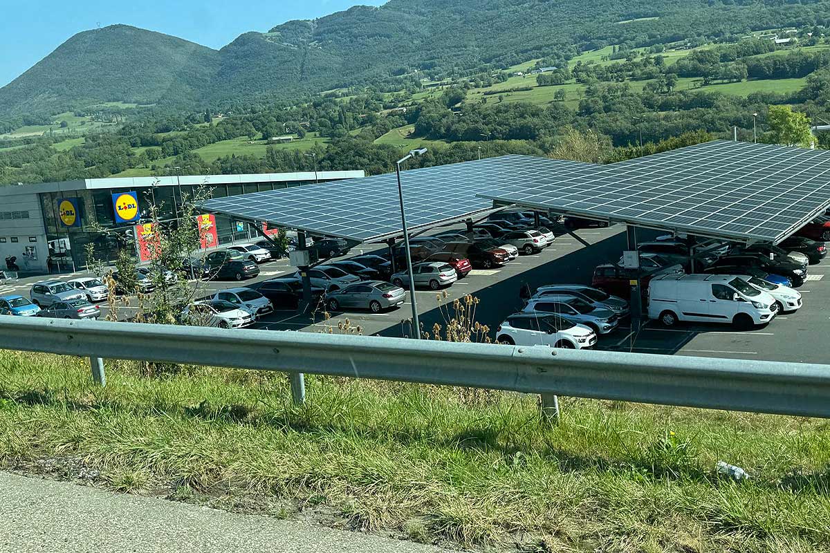 découvrez les avantages des parkings solaires : une solution écologique pour stationner tout en produisant de l'énergie renouvelable. optimisez vos espaces de stationnement avec des panneaux photovoltaïques et contribuez à la transition énergétique.