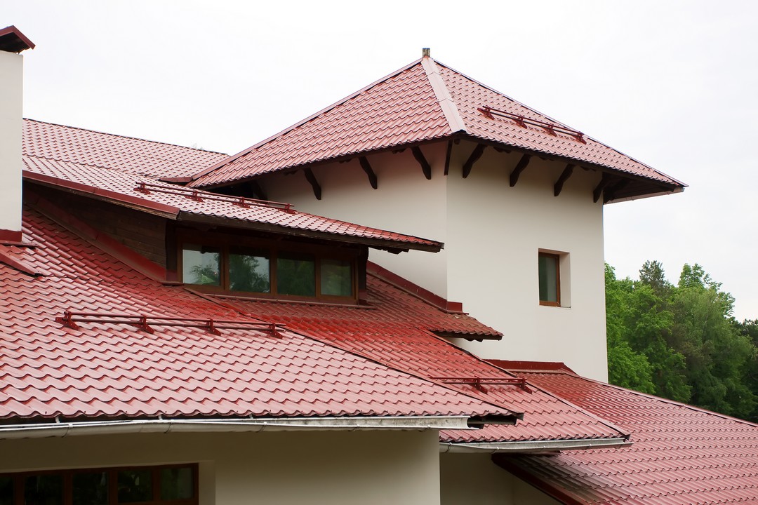 découvrez tout ce que vous devez savoir sur la pente de toit : avantages, types de pentes, techniques de construction et conseils d'entretien pour assurer l'efficacité et la durabilité de votre toiture.
