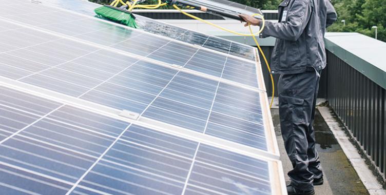 découvrez nos services de nettoyage professionnels pour panneaux solaires afin d'optimiser leur performance et prolonger leur durée de vie. profitez d'une efficacité énergétique maximale tout au long de l'année!