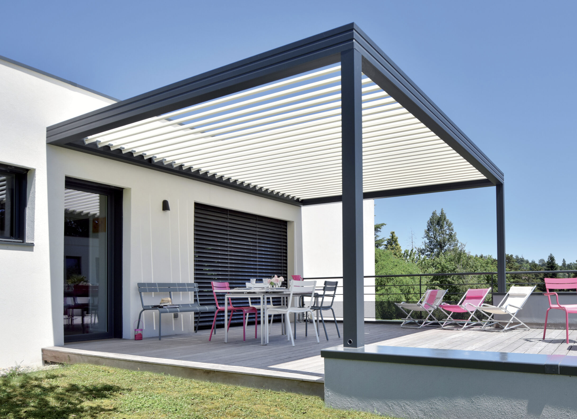 découvrez les avantages de la pergola bioclimatique, une solution idéale pour profiter de votre extérieur tout en modérant la chaleur et en optimisant la lumière. transformez votre jardin en un espace de vie confortable et élégant, adaptant l'ombre et la lumière selon vos envies.