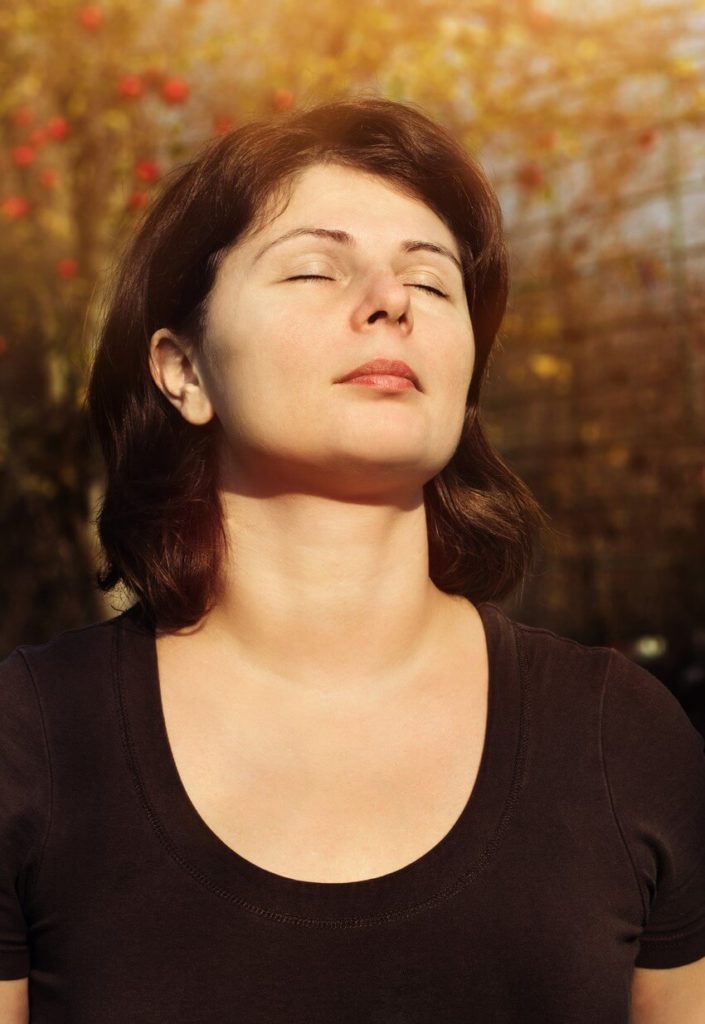découvrez l'impact positif d'une personne solaire, une personnalité rayonnante qui illumine son entourage par sa joie de vivre et son optimisme contagieux. apprenez à cultiver cette énergie solaire dans votre quotidien pour inspirer et encourager ceux qui vous entourent.
