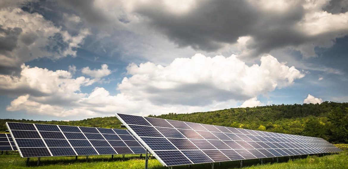 découvrez le photovoltaïque, une source d'énergie renouvelable qui transforme la lumière du soleil en électricité. apprenez comment cette technologie durable peut réduire vos factures d'énergie, contribuer à la protection de l'environnement et favoriser l'autonomie énergétique. explorez les avantages, les installations et les innovations dans le secteur du photovoltaïque.