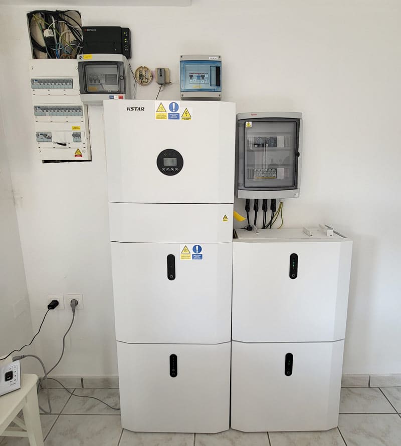 découvrez comment les systèmes photovoltaïques associés à des batteries permettent de stocker l'énergie solaire, offrant ainsi une solution durable et efficace pour réduire vos factures d'électricité et gagner en autonomie énergétique.