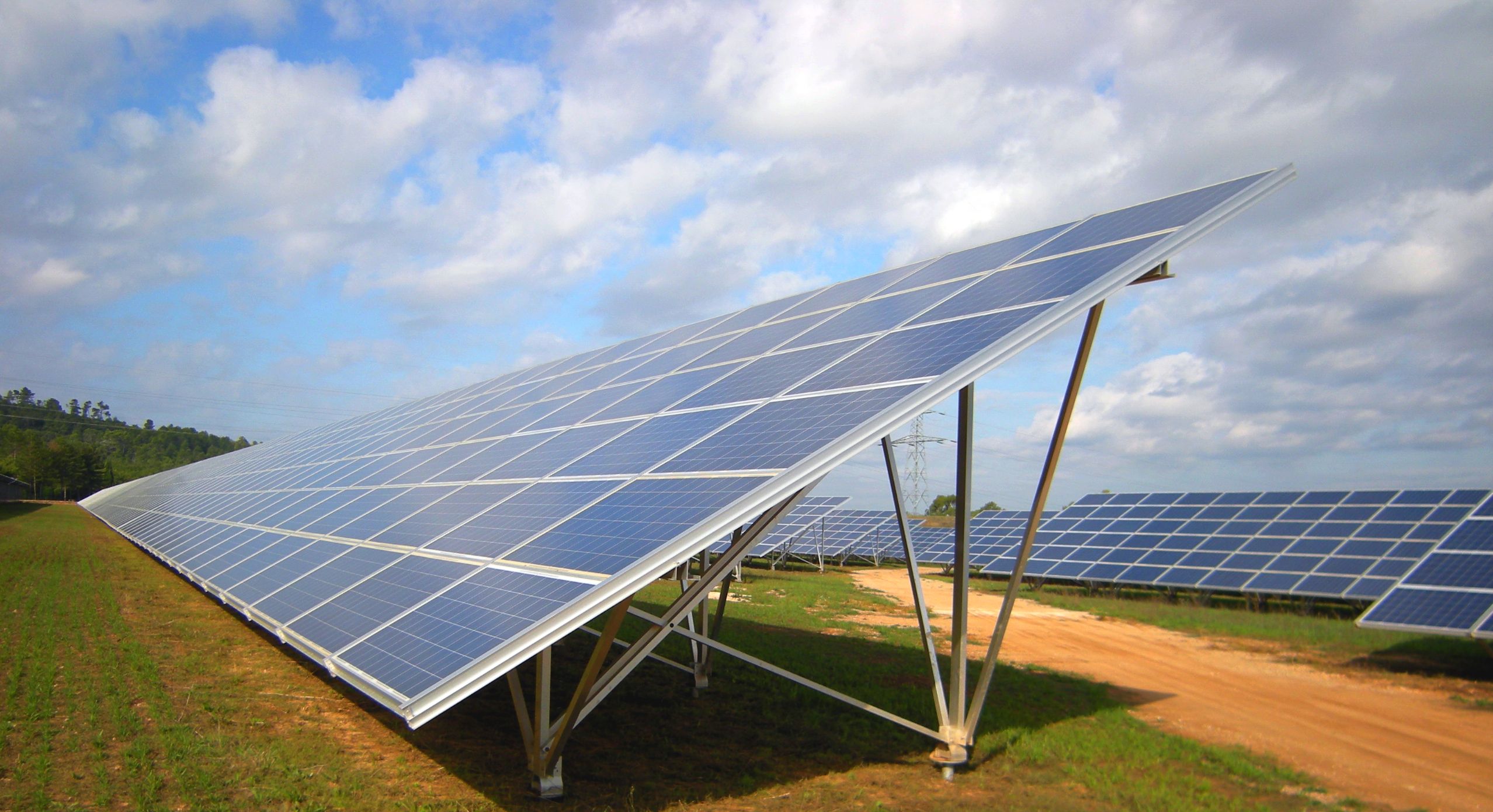découvrez les avantages des systèmes photovoltaïques sol, une solution écologique et économique pour produire de l'énergie renouvelable à partir de la lumière du soleil. optimisez votre consommation d'énergie tout en réduisant votre empreinte carbone.