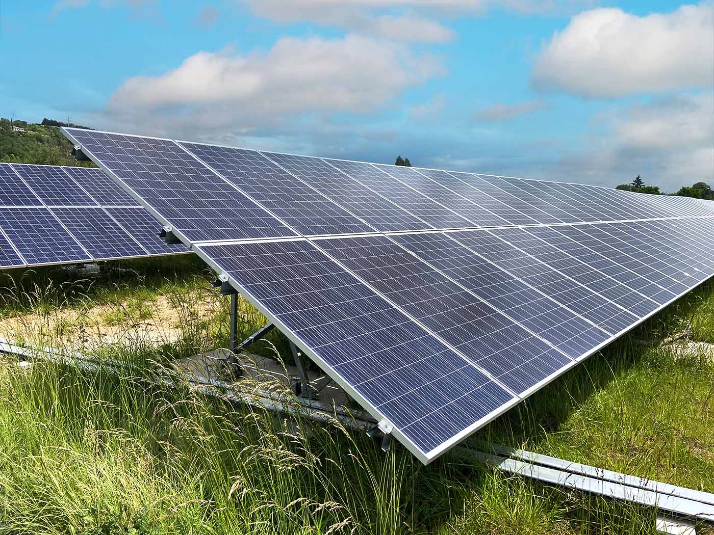 découvrez les avantages des panneaux photovoltaïques sol, une solution écologique et économique pour produire de l'énergie renouvelable directement depuis votre propriété. transformez la lumière du soleil en électricité et réduisez votre empreinte carbone tout en réalisant des économies sur vos factures d'énergie.