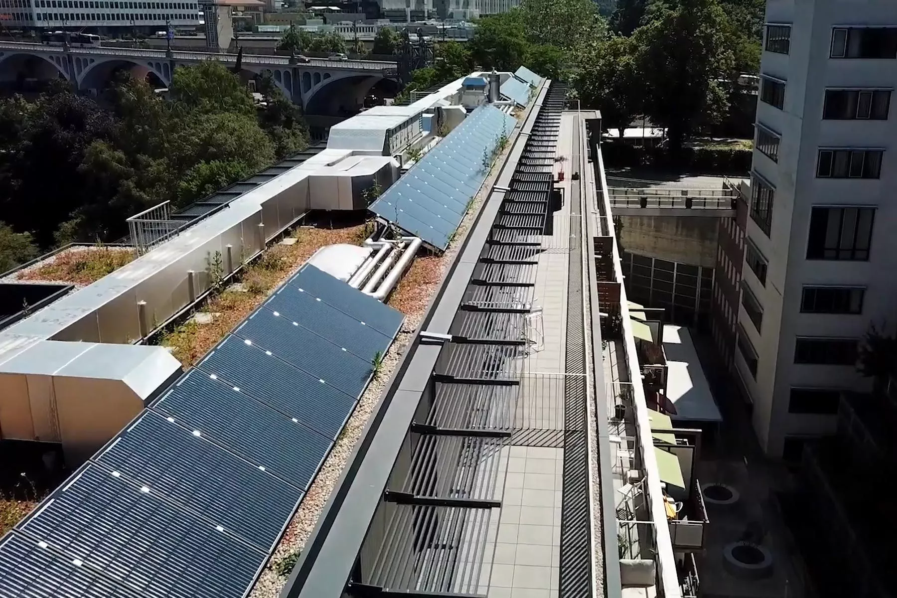 découvrez comment l'énergie photovoltaïque peut transformer votre copropriété en une source d'énergie durable et économique. apprenez les avantages, les installations possibles et les aides financières pour optimiser votre projet photovoltaïque.