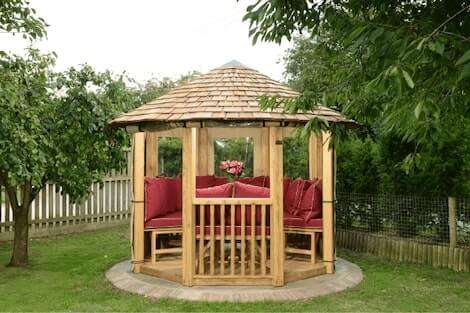 découvrez notre abri soleil en bois, idéal pour profiter de votre jardin tout en étant protégé des rayons du soleil. alliant esthétique et durabilité, cet abri est parfait pour créer un espace convivial et agréable. transformez votre extérieur en un véritable havre de paix!