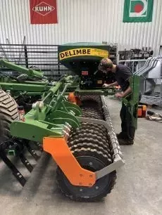découvrez notre atelier agricole, un lieu d'échanges et d'apprentissage où passionnés et professionnels du secteur se rassemblent pour partager leurs connaissances, techniques et innovations en matière d'agriculture durable et respectueuse de l'environnement.