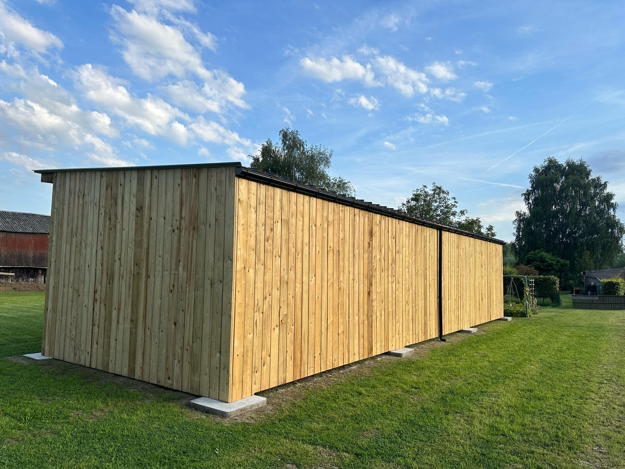 découvrez nos hangars en bois, alliant esthétique et robustesse, idéaux pour le rangement de vos équipements, voitures ou outils de jardin. nos structures sur-mesure s'intègrent parfaitement dans votre espace tout en respectant l'environnement.