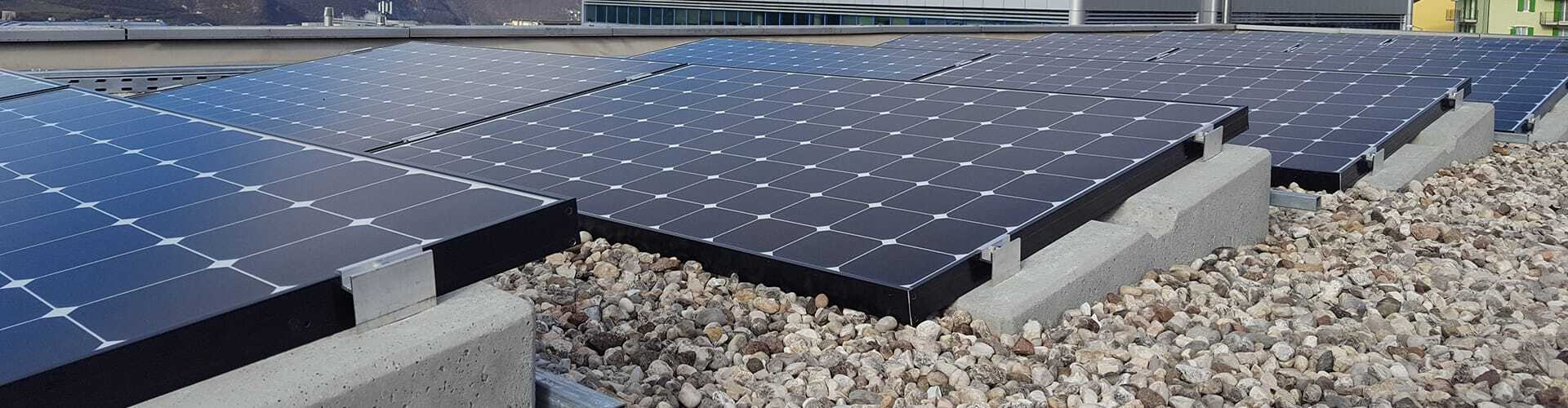 découvrez tout ce qu'il faut savoir sur le poids des panneaux solaires : facteurs influençant leur poids, choix des matériaux, impact sur l'installation et conseils pour optimiser votre système énergétique.