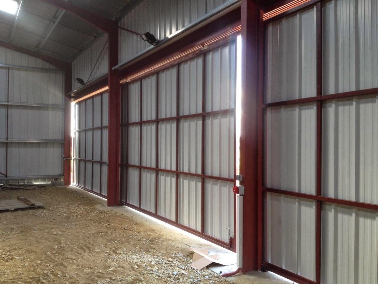 découvrez notre sélection de portes de hangar, alliant robustesse et fonctionnalité. parfaites pour tous vos espaces de stockage, nos portes s'adaptent à vos besoins tout en offrant une isolation optimale et un design moderne.