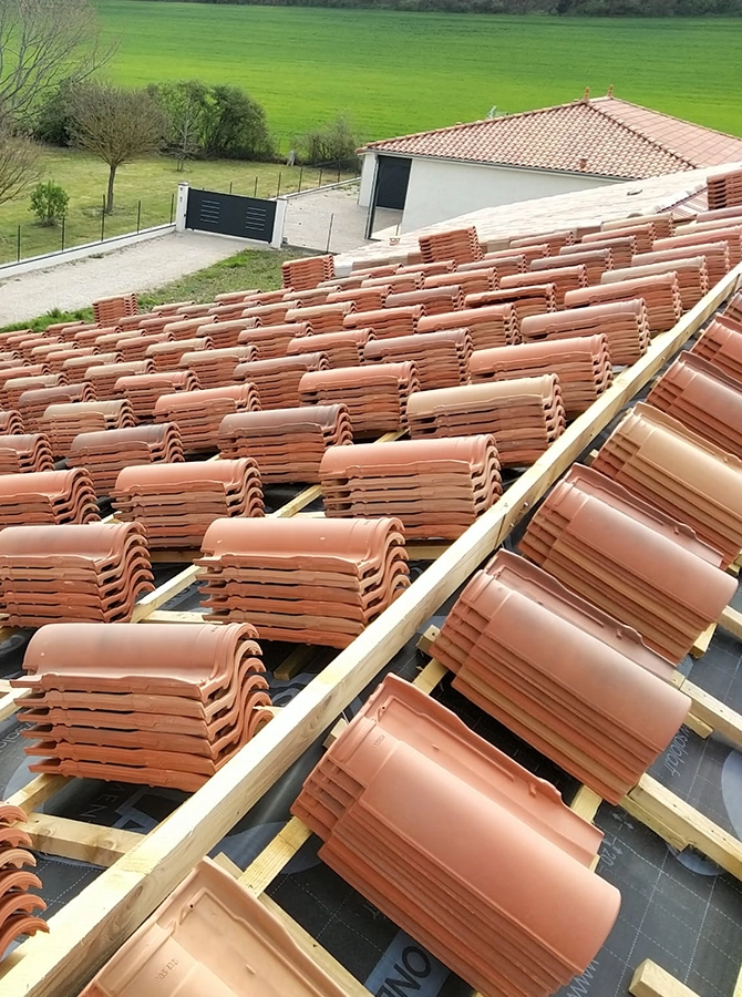 découvrez nos services professionnels pour la pose de tuiles. que ce soit pour une nouvelle construction ou une rénovation, notre équipe expérimentée assure un travail de qualité pour garantir l'étanchéité et l'esthétique de votre toiture.