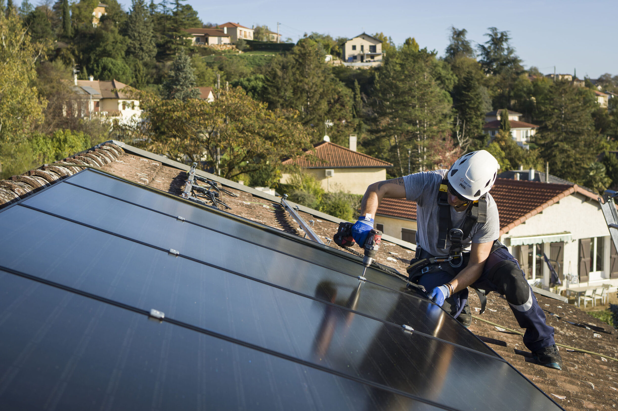 découvrez comment les panneaux solaires sur toiture peuvent transformer votre énergie domestique en une solution durable et économique. optimisez votre consommation d'électricité tout en contribuant à la protection de l'environnement grâce à une installation de panneaux solaires performants.