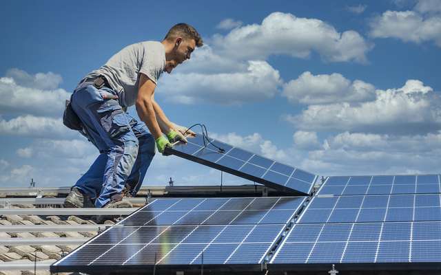 découvrez comment installer des panneaux solaires chez vous pour profiter d'une énergie renouvelable et réduire vos factures d'électricité. suivez nos conseils pratiques et notre guide étape par étape pour une installation réussie.