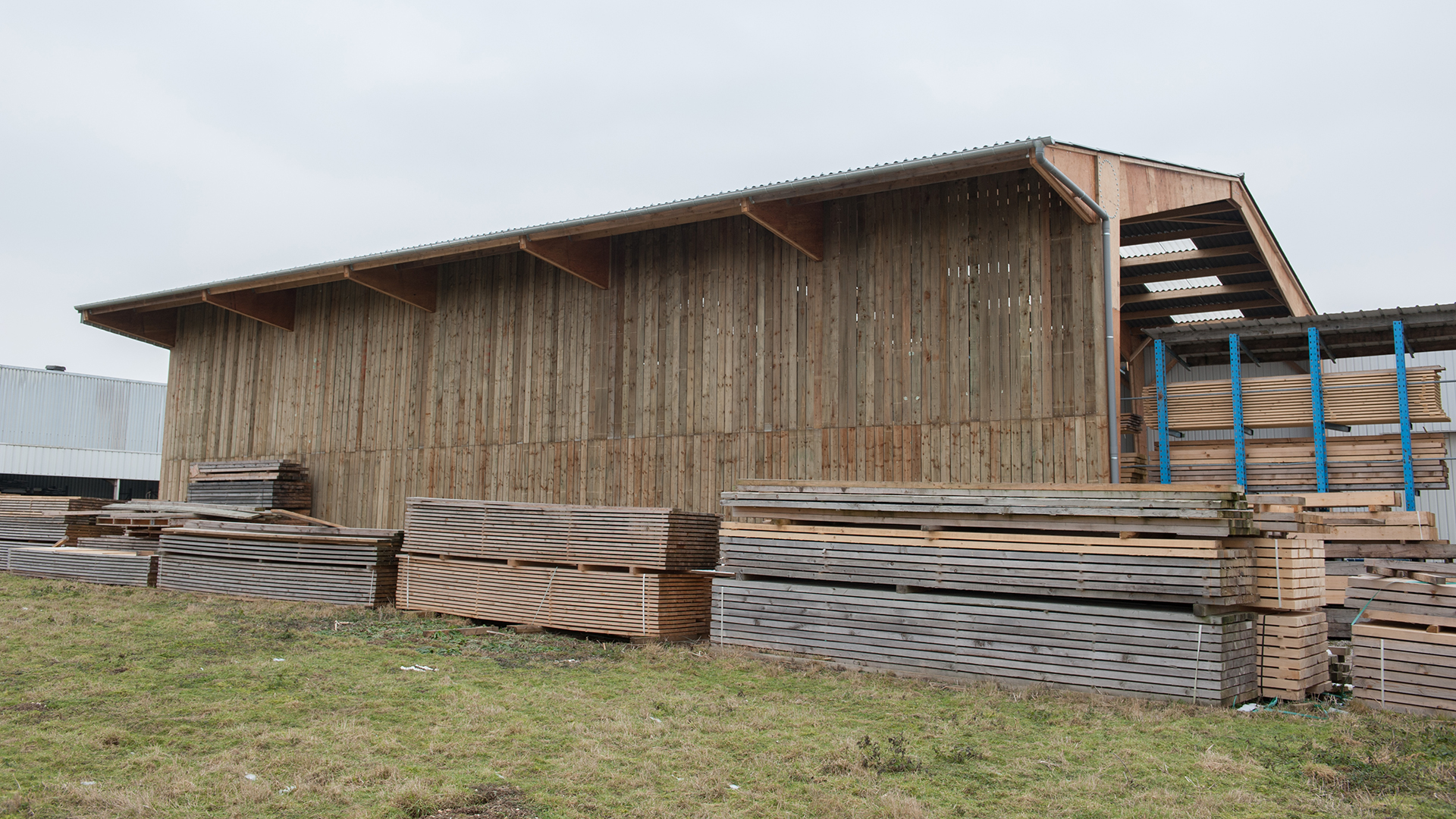 découvrez comment poser efficacement un bardage agricole pour protéger vos installations tout en améliorant l'esthétisme de vos bâtiments. suivez nos conseils pratiques et les étapes clés pour réussir votre projet de bardage.