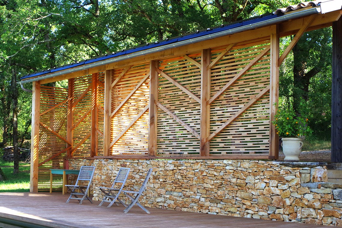 découvrez notre préau en bois, une structure élégante et fonctionnelle, parfaite pour profiter de l'extérieur tout en étant protégé des intempéries. idéal pour les repas en plein air, les rencontres familiales ou simplement pour se détendre dans votre jardin.