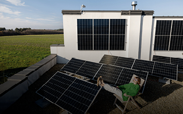 découvrez nos solutions de prêt solaire au canada pour financer votre projet d'énergie renouvelable. profitez des avantages financiers et écologiques des panneaux solaires tout en réduisant votre empreinte carbone.