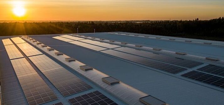 découvrez la prime photovoltaïque, une aide financière destinée à encourager l'installation de panneaux solaires. profitez d'avantages économiques tout en contribuant à une énergie propre et durable. informez-vous sur les conditions d'éligibilité et les démarches à suivre pour bénéficier de cette prime et optimiser votre investissement solaire.