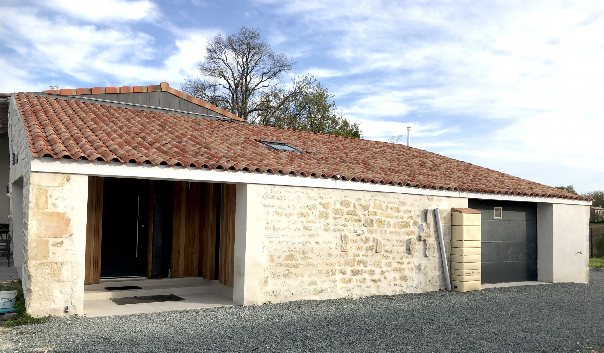 découvrez tout ce qu'il faut savoir sur le coût de construction d'une grange. explorez les facteurs influençant le prix, les options de matériaux et les conseils pour optimiser votre budget tout en réalisant le projet de vos rêves.