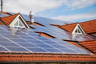 découvrez les prix des panneaux solaires pour une surface de 100 m². obtenez des informations détaillées sur les coûts d'installation, les économies d'énergie et les aides financières disponibles pour passer à l'énergie solaire.