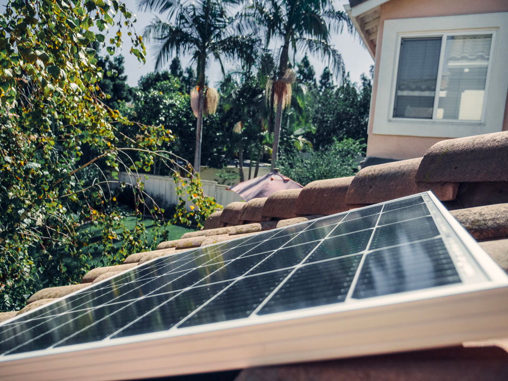 découvrez tout ce qu'il faut savoir sur les prix des panneaux solaires : comparez les coûts, les économies d'énergie, les aides disponibles et faites le choix écoresponsable qui vous convient.