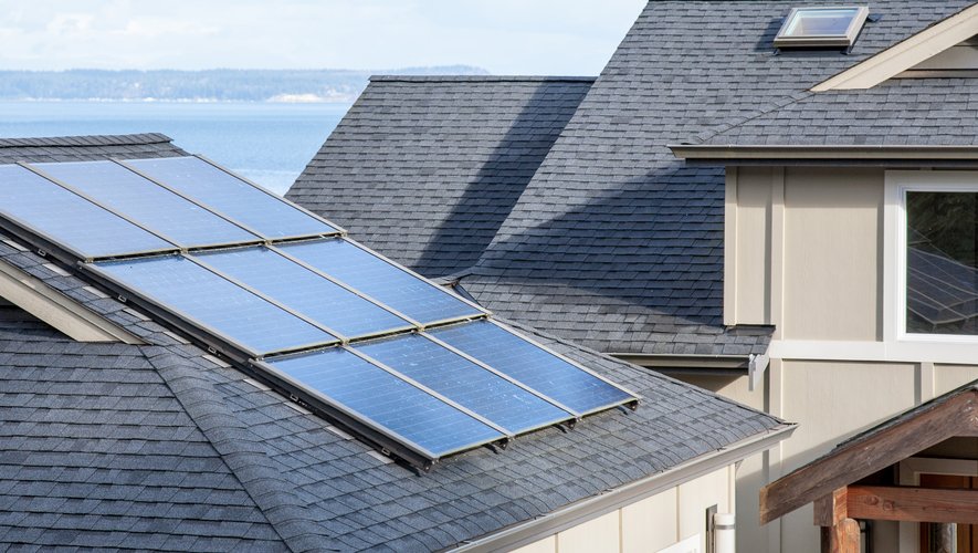 découvrez les prix compétitifs des toits solaires tesla et transformez votre habitation en une source d'énergie durable. profitez des avantages de l'énergie solaire tout en ajoutant une touche moderne à votre maison.