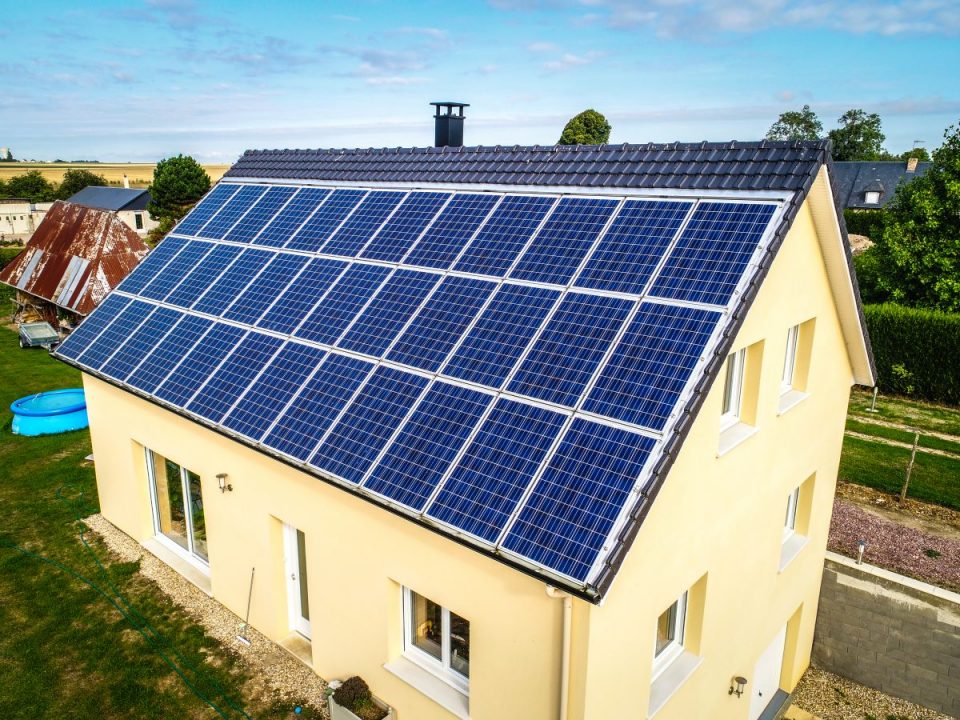 découvrez les prix compétitifs des toitures solaires tesla et transformez votre maison en une source d'énergie durable. obtenez des informations détaillées sur les coûts, les avantages et le retour sur investissement de cette innovation écologique.