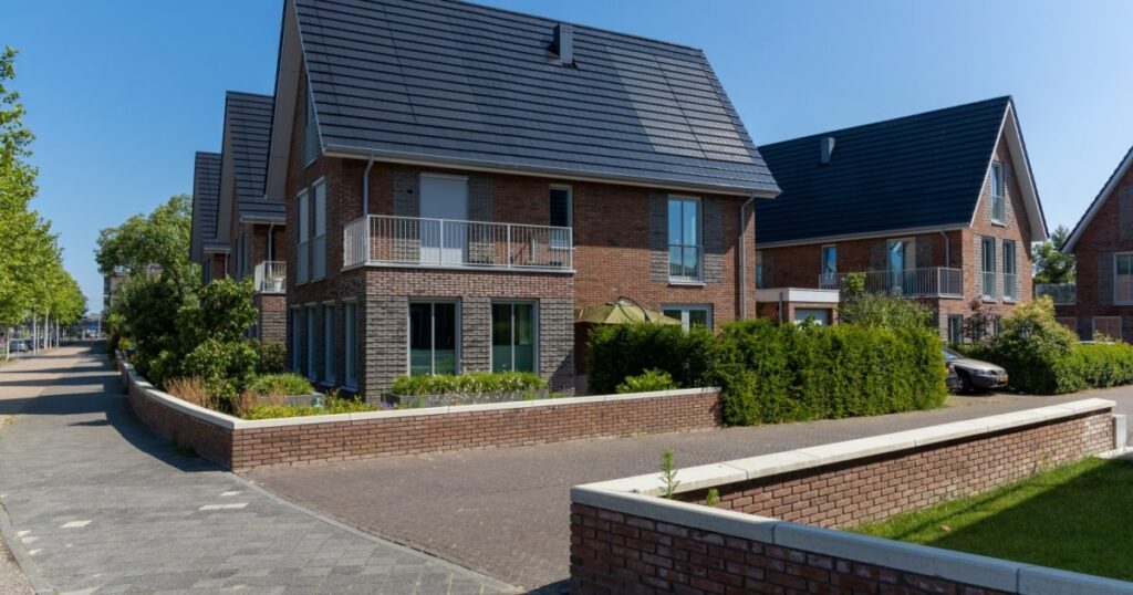 découvrez tout ce qu'il faut savoir sur le prix des tuiles solaires au mètre carré. comparez les tarifs, les types de tuiles disponibles sur le marché et les avantages écologiques des systèmes photovoltaïques. informez-vous pour faire le meilleur choix pour votre projet d'énergie renouvelable.