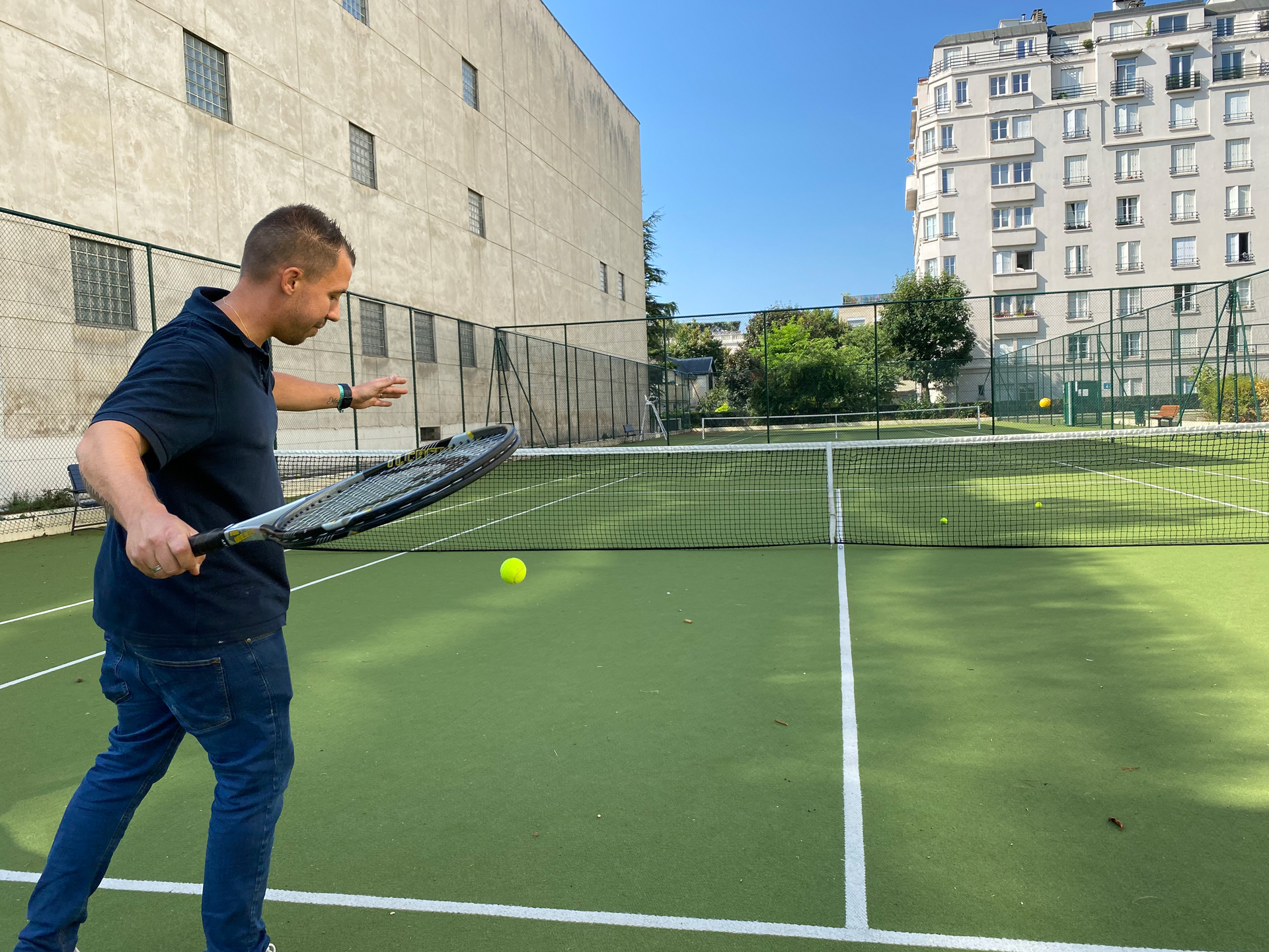 découvrez notre court de tennis moderne, idéal pour les passionnés de raquettes. que vous soyez débutant ou joueur confirmé, profitez d'installations de qualité pour perfectionner votre jeu. réservez votre créneau dès maintenant!