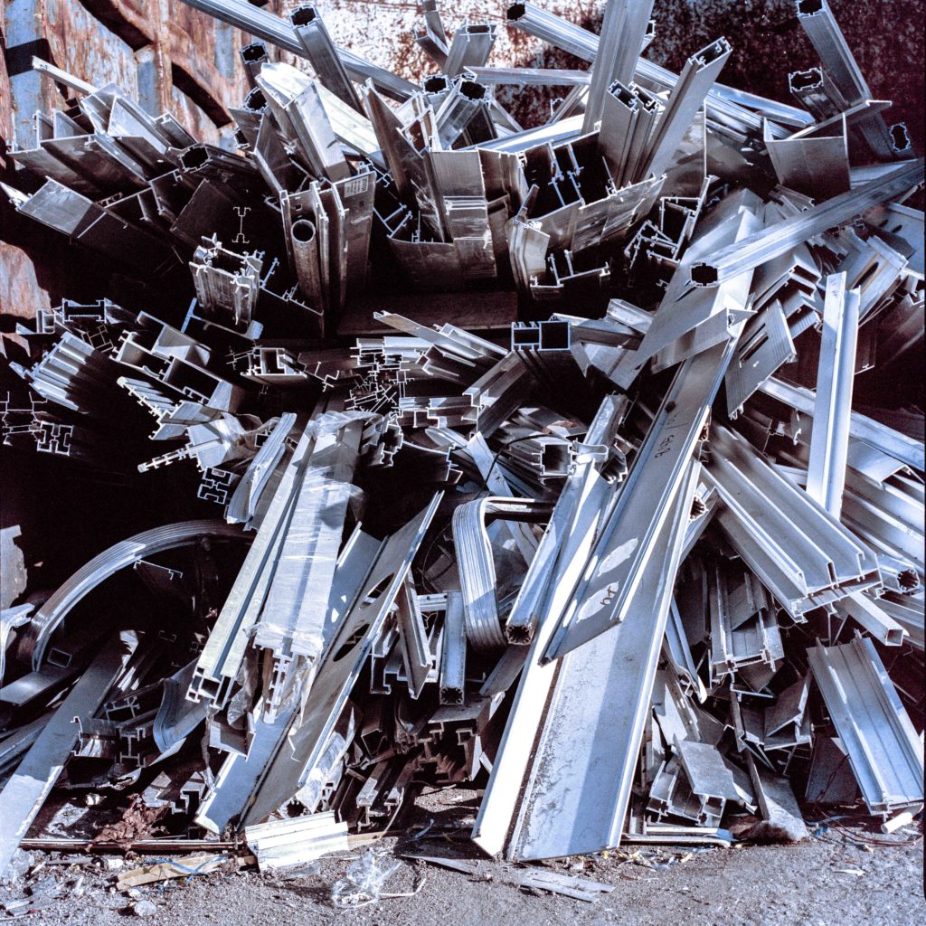 découvrez l'importance du recyclage de l'aluminium pour l'environnement. apprenez comment ce processus réduit les déchets, économise de l'énergie et contribue à la préservation des ressources naturelles. engagez-vous dans un recyclage responsable pour un avenir durable.